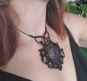 Collier Bohème Fait Main en Macramé avec Chaîne en Cuivre, Maillons en Bambou, Design Papillon Bouddhiste, Pendentif Mandala en Quartz, Pierre de Guérison - Product Image 4