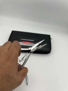 Alicate abridor de microanillos con acabado pulido plateado para extensiones de cabello, acero inoxidable de grado quirúrgico con kit de estuche. - Product Image 3
