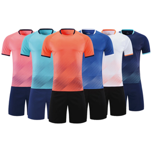 Ensemble de tenue de football, maillot dégradé de couleur, short noir, 100% polyester, évacuation de l'humidité, impression sublimée, col rond, manches courtes - Product Image 1