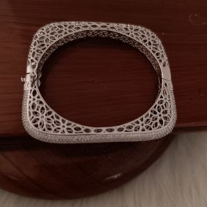 กำไลข้อมือเงินแท้ 925 รุ่น Revalia ลายฉลุกว้างประดับเพชร ชุบเงิน ดีไซน์โรแมนติกสไตล์วินเทจ สำหรับผู้หญิง - Product Image 5