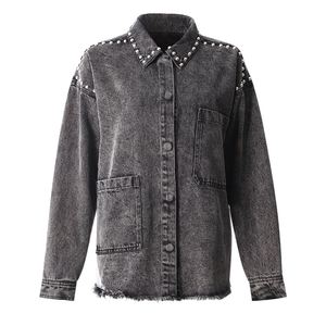 Ventes en gros de chemises en jean pour femmes, élégantes, surdimensionnées, avec rivets, déchirées et usées - Product Image 1