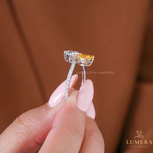 Bague de fiançailles Toi et Moi en or blanc avec diamants fantaisie jaunes et blancs taille coussin et taille princesse, et bande statement croisée de luxe - Product Image 3