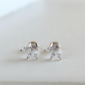 Pendientes de botón de oro rosa macizo de 14K con diamantes cultivados en laboratorio, diseño de mariposa, corte marquesa, triple racimo, para cartílago/concha, joyería para fiesta de compromiso - Product Image 1