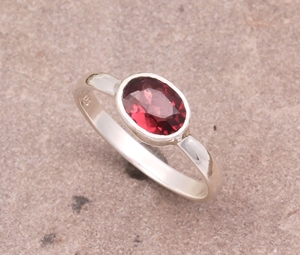 Anillo de Boda Clásico para Mujer, de Plata de Ley, con Engaste de Bisel, con Granate Rojo de Mozambique Genuino de Alta Calidad, Corte Brillante, Certificado - Product Image 2