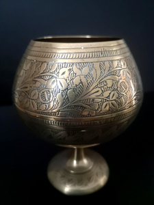 Paire de gobelets en laiton faits à la main, motif floral gravé, coupe à vin vintage en métal, vaisselle décorative, décoration de luxe pour la maison - Product Image 5
