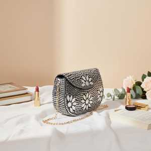 Sac à main perlé fait main avec motif floral artistique, sac à bandoulière de luxe pour femme, idéal pour les fêtes, les mariages, les voyages et la mode quotidienne - Product Image 3