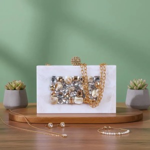 Bolso de resina hecho a mano para mujer, elegante bolso de mano de resina para fiestas, bolso de resina único de la India - Product Image 4