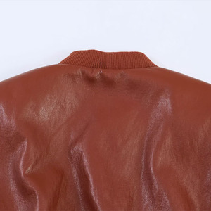 Chaqueta bomber de piel sintética marrón para mujer, con mangas farol, cierre de cremallera y cuello alto. - Product Image 4