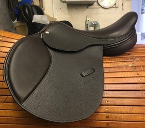 Selle de saut d'obstacles en cuir de luxe avec un design classique, rembourrage de siège souple, haute durabilité et qualité professionnelle pour l'équitation - Product Image 3
