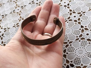 Brazalete Abierto Elegante de Cobre Plateado con Grabado Personalizado al Mejor Precio para Mujer - Product Image 5