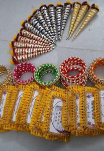 Exquisitos recuerdos de boda tradicionales indios hechos a mano y accesorios nupciales, conos Shagun, hilera de brazaletes de hilo de seda - Product Image 2