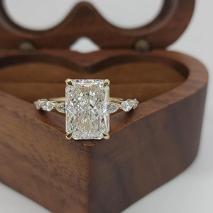 Bague de fiançailles en or blanc 14 carats avec diamant radiant de 4 carats certifié IGI - Diamant radiant solitaire cultivé en laboratoire pour mariage - Product Image 1