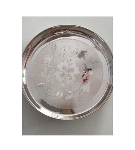 Bandeja de Servir Redonda Minimalista de Metal Plateado con Grabado Floral, Plato Decorativo con Diseño de Flores, Recipiente para Guardar Objetos - Product Image 1