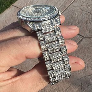 Reloj de Lujo con Acabado Plateado, Bisel con Diamantes Baguette y Esfera Completamente Pavé con Indicador de Día y Fecha, Reloj de Pulsera para Hombre - Product Image 4