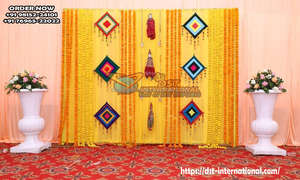 ฉากหลังงานพิธีฮัลดีพิเศษ ฉากหลังสีเหลืองแบบกระจก ตกแต่งเวทีงานสันจีต พร้อมผ้าม่านลายซารี ฉากหลังงานแต่งงานสวยงาม ฉากหลังเวทีงานแต่งงาน สหรัฐอเมริกา - Product Image 4