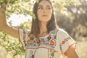 Vestido midi de algodón blanco bordado a mano estilo mexicano para mujer, elegante, con cuello cuadrado y mangas cortas, informal. - Product Image 2