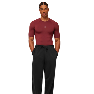 T-shirt de compression ajusté rouge pour homme – Vêtement de sport, d'entraînement et d'activewear, extensible et respirant - Product Image 4