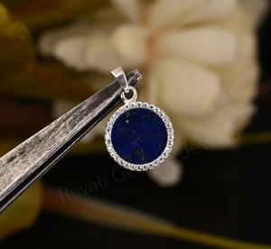 Pendentif unisexe chrétien en argent 925 plaqué rhodium avec pierre précieuse naturelle Lapis Lazuli de 10 mm, serti clos et orné de zircons cubiques - Product Image 3