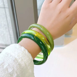 Bracelet jonc en résine vert émeraude translucide, style jade synthétique rond, bijou de main pour femme, idéal pour les fêtes et mariages, tendance - Product Image 1