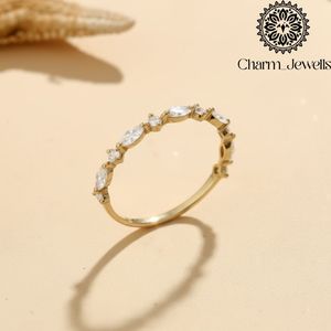 Bague de fiançailles classique pour femme en moissanite taille coussin, plaqué or 18 carats, sertie à griffes, base en argent - Product Image 1
