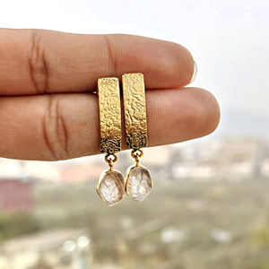 Pendientes de gota con granate natural sin tallar y cuarzo rosa, chapados en oro de 18k, de latón texturizado, para mujer. - Product Image 4