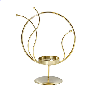 La subtile brillance d'un élégant porte-bougie en métal crée une ambiance chaleureuse et accueillante dans n'importe quelle pièce. - Product Image 1