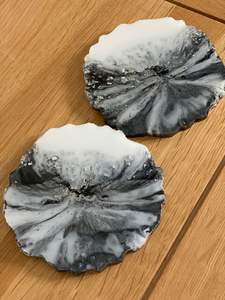 Juego de posavasos modernos minimalistas de resina para decoración de mesa en el hogar u oficina contemporánea - Product Image 4