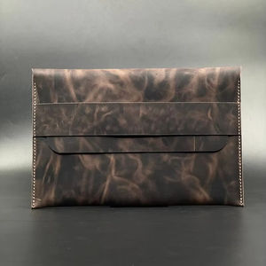 Housse pour ordinateur portable MacBook Air en cuir véritable personnalisable avec sangle de transport, style professionnel durable, logo personnalisé LS-0211 - Product Image 1