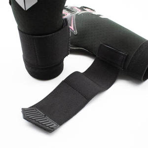 Professional 4mm Soccer Goalkeeper <b>Gloves</b> Breathable Leather Protective Finger <b>Gloves</b> Customized Color And Design - Product Image 6
