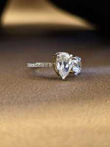 Anillo Toi Et Moi con 1.5 Quilates de Moissanita en Forma de Pera y 1 Quilate de Corte Redondo, Plata 925 Original con Baño de Rodio, Joyería para Aniversario o Fiesta, para Pareja - Product Image 2