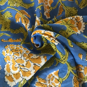 Tissu en coton imprimé à la main en Inde avec un motif floral moutarde et des feuilles vertes sur fond bleu roi - Product Image 2