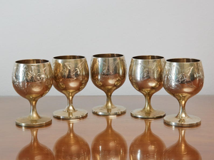 Gobelet à vin vintage en laiton, gravé à la main avec un motif floral, calice décoratif, vaisselle rustique, tasse cadeau - Product Image 3
