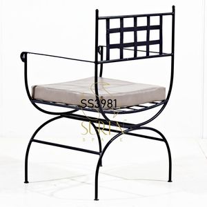 Chaise de salle à manger tuftée en fer massif de designer indien avec coussin doux sièges d'hôtel en plein air de style industriel pour les restaurants - Product Image 2