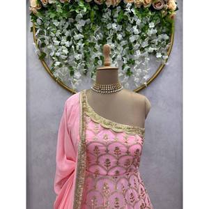 Robe trapèze XL pour soirée en tissu mousseline avec broderies et sequins - Product Image 1
