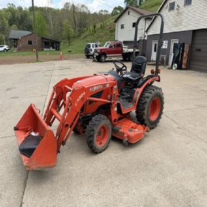 Tractor Kubota con función de cortacésped diseñado para una corte precisa, eficiente y un rendimiento duradero en exteriores. - Product Image 3