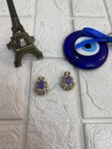 Boucles d'oreilles clous rondes de luxe faites à la main en argent plaqué or Amaira Jewels, motif paon, bijoux pour femmes, cadeau de mariage ou de fête, violet - Product Image 5