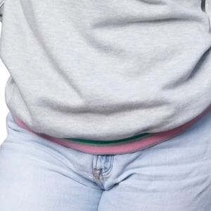 Sudadera Gris Unisex con Cuello Redondo y Estampado Gráfico de Mastered It, Algodón Premium, Informal, Elegante y Cómoda - Product Image 4