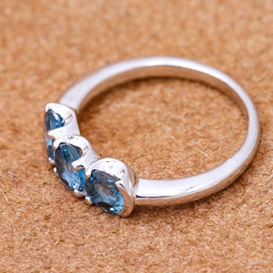 Vente en gros d'anneaux en argent sterling 925 massif avec topaze bleue de Londres naturelle ronde à trois pierres, bijoux Memoria - Product Image 6