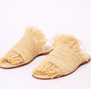 Sandales en raphia faites à la main : Claquettes bohèmes à semelle en cuir - Product Image 1