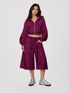 Ensemble deux pièces haut et short pour femme, sweat à capuche court rose imprimé léopard et short large, matière douce, qualité premium. - Product Image 1