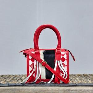 Bolso de mano de cuero de lujo con panel de piel de vaca y detalles de borlas en color negro y marrón, diseño floral en relieve. - Product Image 2