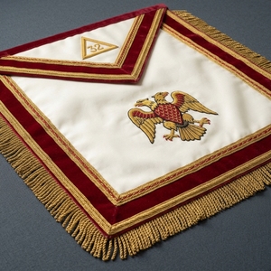 Tablier maçonnique en cuir blanc, col en velours rouge, broderie dorée, franges et pompons, Aigle à double tête 32ème degré, luxe franc-maçon - Product Image 2