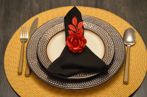 Anillo de Servilleta de Resina con Forma de Flor, Negro y Rojo, Decoración Glamurosa para Mesa de Boda - Product Image 2