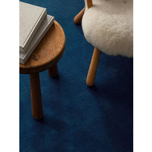 Tapis en laine moderne abstrait fait main |   Tapis bleu marine uni personnalisable |   Tapis de villa de grande taille, fait main et tufté à la main - Product Image 3
