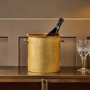 Bac à glace de luxe en cuivre pur avec finition martelée et poignées annulaires pour le refroidissement des bouteilles de champagne, de vin et de bière - Product Image 1