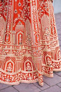 Vestido de novia de diseñador con bordado elaborado con zari, dori y hilo, lehenga de seda premium con blusa y dupatta de trabajo elaborado. - Product Image 6