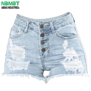 Shorts en jean déchirés bleu clair taille haute pour femme avec fermeture boutonnée et ourlet effiloché - Product Image 1