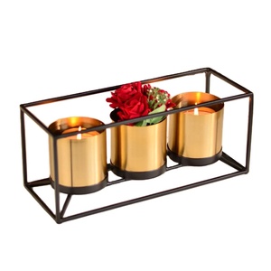 Vase en métal moderne de luxe Vase de table décoratif Accent d'intérieur de maison artistique pour salon et bureau - Product Image 1