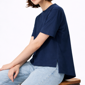 T-shirt décontracté pour femme à col rond et manches courtes en jersey de coton écologique respirant, coupe décontractée avec fentes latérales et ourlet asymétrique - Product Image 1