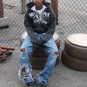 Sweat à capuche tricoté pour homme, style streetwear, avec détails déchirés, pour un look tendance et confortable - Product Image 4